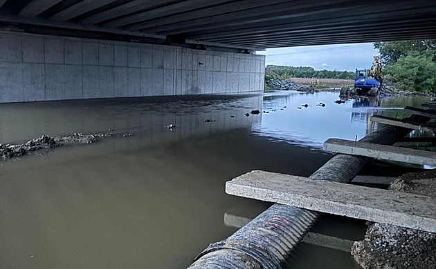 Sabotáž na dostavbě D1. Někdo ničí odvodnění potoka, pod mostem je laguna