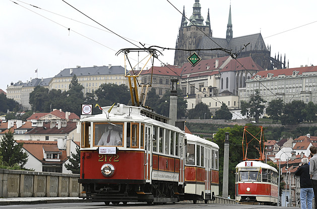 Všechny tramvaje v historii Prahy najednou. Kde a v kolik sledovat nedělní průvod 40 vozů