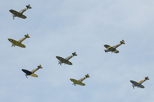 To se jen tak nevidí. Obří formace válečných stíhaček Spitfire a Hurricane