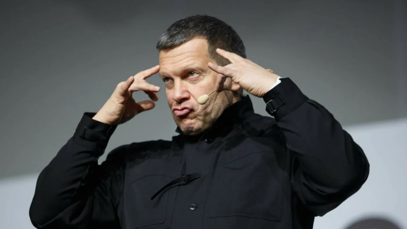 Fatální chyba ruského propagandisty: Video u záchodů vyzradilo polohu tajné elitní jednotky