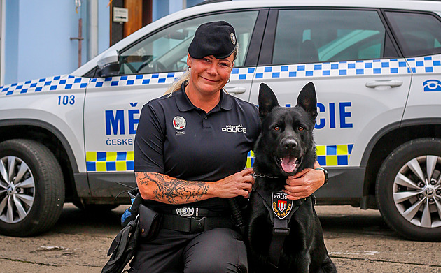 Nehladit, je ve službě. Budějovická městská policie přijala psovodku s Maverickem