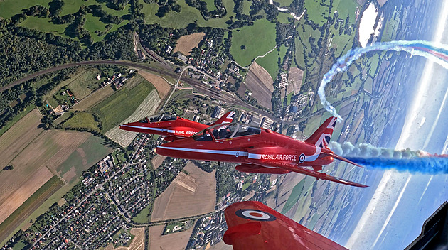 VIDEO: Přímo z kokpitu. Podívejte se, jak vypadala show Red Arrows z pohledu letců