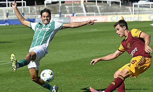 Dukla - Bohemians 0:2, triumf v malém derby řídil Čermák, domácí viděli červenou