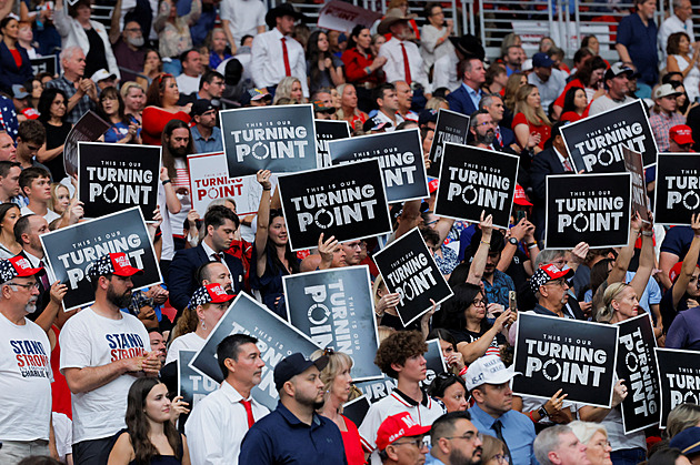 Slova o mučednictví, slzy v očích. Tisíce příznivců se rozloučili s Charliem Kirkem