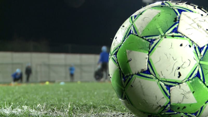 Drama na Mostecku: Policie si došla pro fotbalistu na hřiště, na pažit vjelo i auto s majáky