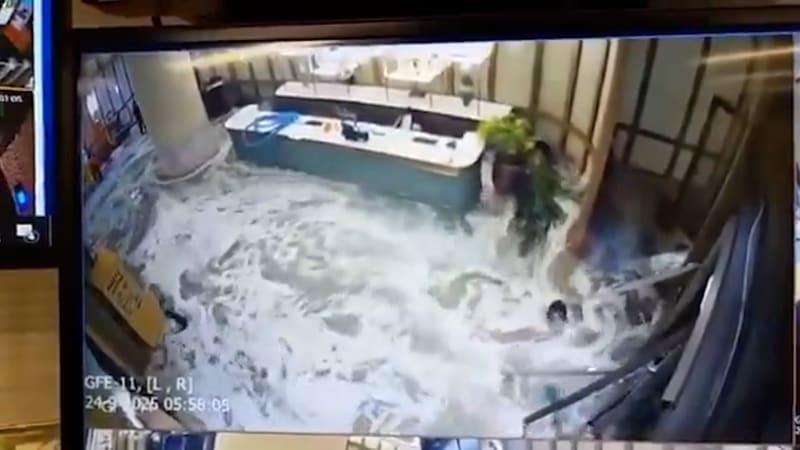 Voda vtrhla do luxusního hotelu a smetla hosty. Záběry ukazují důsledky řádění tajfunu Ragasa