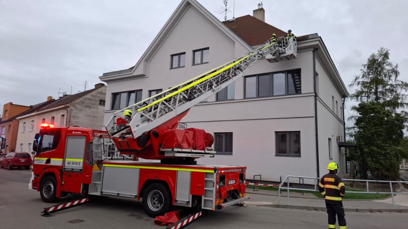 Silný vítr v Česku vyvracel stromy a ničil střechy. Hasiči měli stovky výjezdů