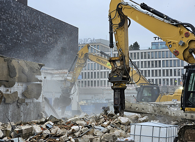 Chybí vám materiál na stavbu? Naberte si levně dlažbu na ulici, nabízejí obce