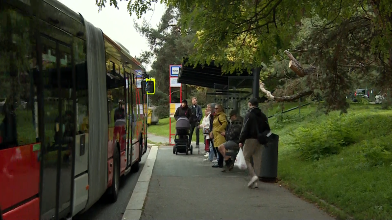 Útok nožem v pražském autobusu: Muž se nejprve zastal ženy, pak pobodal dva výtržníky