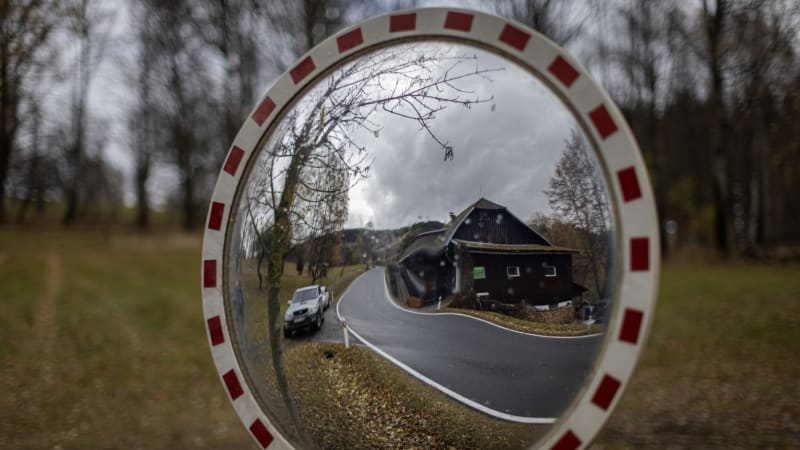 Tragická nehoda u Krumlova: Chodec v tmavém nepřežil srážku s autem, řídil 19letý mladík