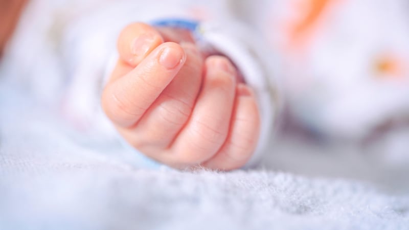 Na mol opilá Ruska s vlastním dítětem mlátila o zem a zeď. Zachytila to kamera