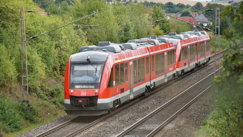 Tragédie na německém přejezdu: Vlak smetl sanitku. Pacientka zemřela, posádka stihla utéct