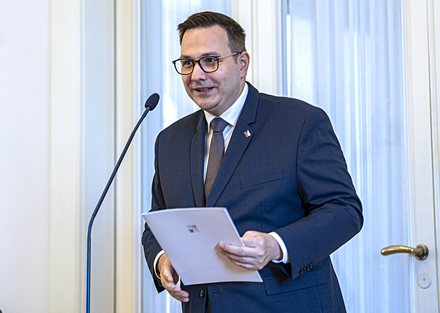 Vláda omezila Rusy s diplomatickými pasy. Šílené opatření, tvrdí Moskva