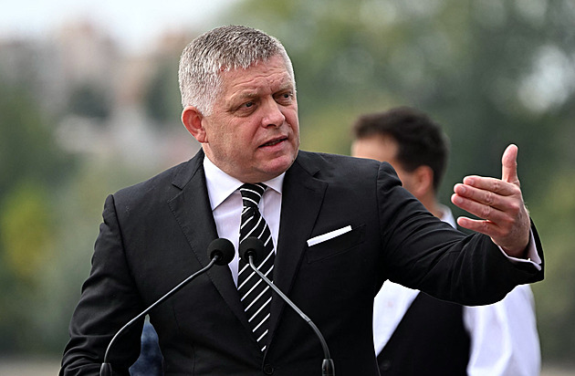 Fico kvůli zdravotním potížím náhle zrušil cestu na summit. Novináři už byli v letadle