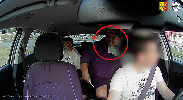 VIDEO: Neznáte ho? Muž si přivlastnil mobil nalezený v taxi, hledá ho policie