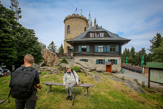 Chata na vrcholu Kleti slaví 100 let, je o polovinu mladší než přilehlá rozhledna