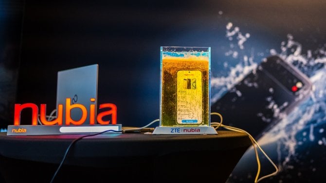 Ani pivní test ji nezlomil. Nová ZTE nubia Air patří k nejodolnějším ultratenkým smartphonům na trhu