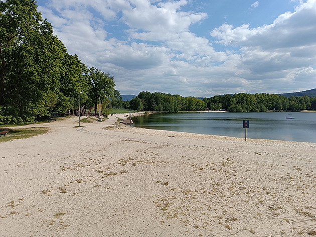 Ptáci znečišťují oblíbené jezero, město povolilo odstřel. Místu se vyhněte, varuje