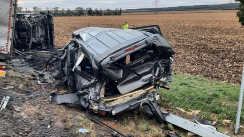 Náklaďák na Znojemsku zdemoloval auto s přívěsem. Řidič je v kritickém stavu