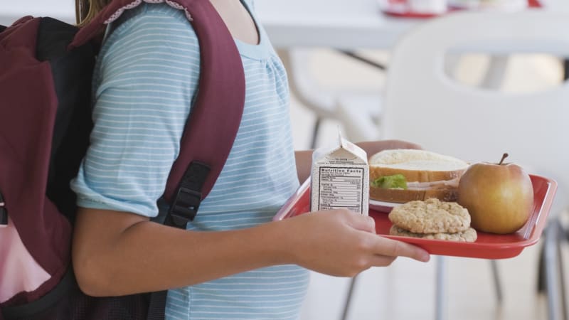 Školní výlety i kroužky zdražují, rodiny mají problémy s placením obědů. Jak si říci o pomoc?