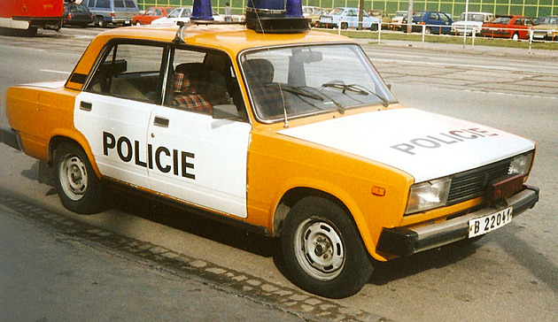 Policie na drátě. Čím vším jezdí dnes a jaká auta používala v minulosti?