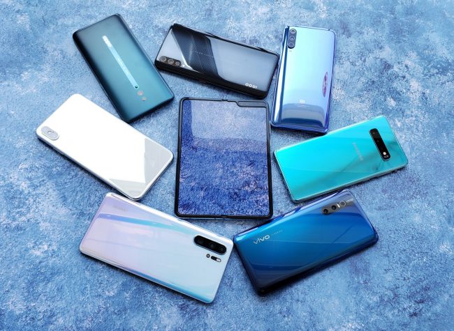 Samsung se drží v čele prodejů, nové iPhony 17 ale ztrátu rychle dohánějí