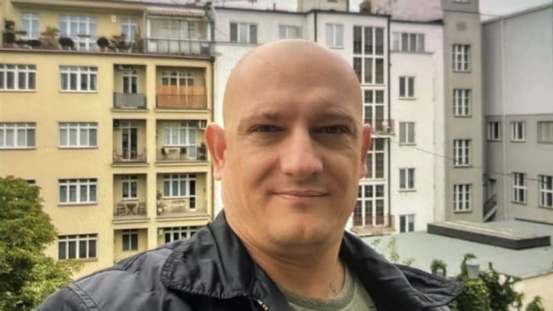 Policisté pátrají po muži, který v pražském bytě pobodal ženu. Může být ozbrojen