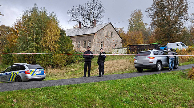 Použil nelegální zbraň, s oběťmi se znal, řekla policie o střelci ze Smržovky