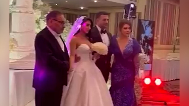 Výstřih do pasu, ženy bez hidžábů. Íránský činitel sklízí kritiku za dceřinu svatbu