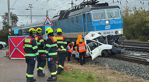 Na Plzeňsku se střetl vlak s autem na přejezdu, mezinárodní trať do Mnichova stojí