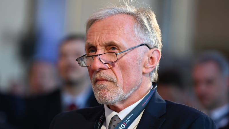 Topolánek se drsně pustil do muže, který ofotil údajné Turkovy příspěvky na sítích