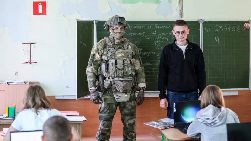 Kopance, bití a krvavé scény z bojiště. Jak Rusové připravují školáky na válku