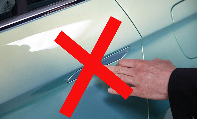 Nebezpečné kliky dveří u aut skončí. Při nehodách kvůli nim uhořela řada lidí