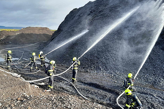 Ve skládce u Litvínova po požáru opět rostla teplota, hasiči obnovili zásah