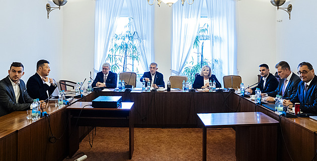 ANO, SPD a Motoristé už mají koaliční smlouvu, jednají o funkcích ve Sněmovně