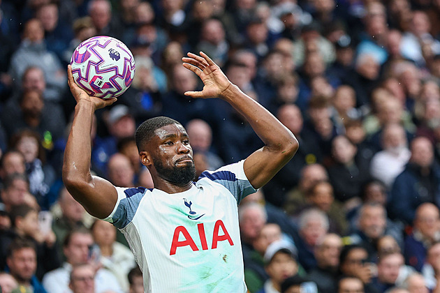 Dlouhé auty trvají dlouho. Fotbal chce zamezit zdržování, plánuje upravit i VAR