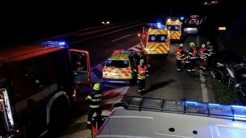 Dva mrtví po tragické nehodě na Plzeňsku. Další tři lidé jsou po havárii na D5 zranění