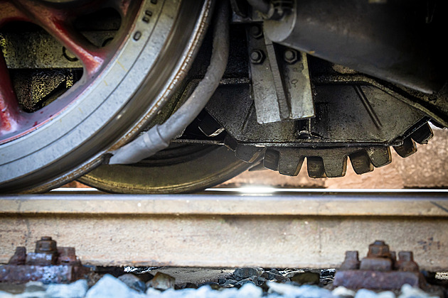 Vlak v Děčíně najel do naskládaného kamení, případ vyšetřuje policie