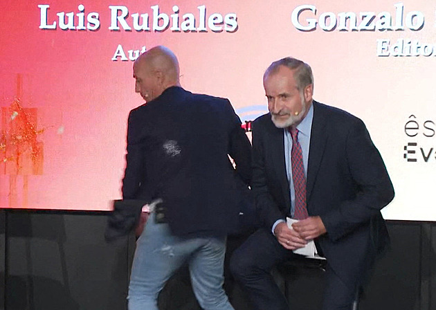 Zabít Rubialese? Kontroverzní fotbalový funkcionář inkasoval vaječnou spršku