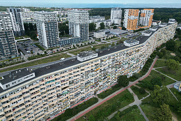 Šest tisíc lidí v jednom domě. Nejdelší panelák v Polsku potřebuje tři zastávky