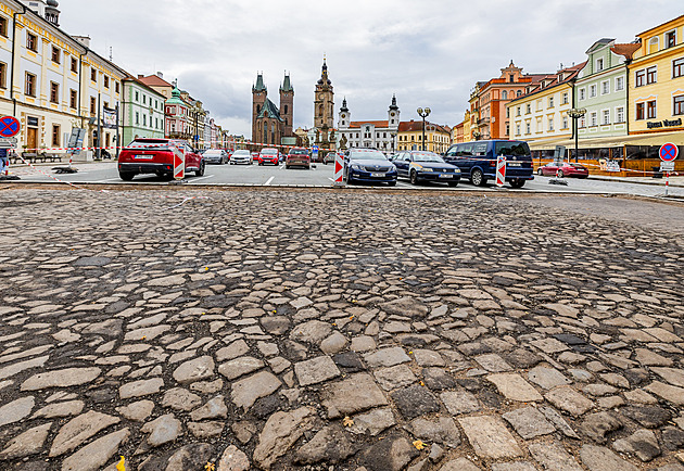 Dělníci v Hradci objevili historickou dlažbu, nález ovlivní opravu náměstí