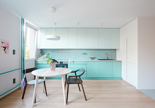 Skvělá proměna bytu v paneláku: matka i syn mají každý ložnici i koupelnu