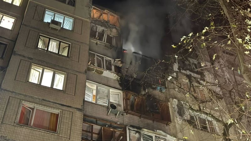 Masivní útok na Kyjev: Zemřeli nejméně čtyři lidé. Budovy pohltily plameny