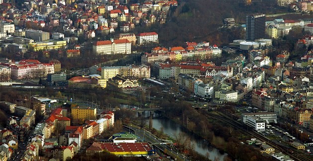 Statisíce za parkovací místo. Licitace stání se Karlovým Varům vyplácejí