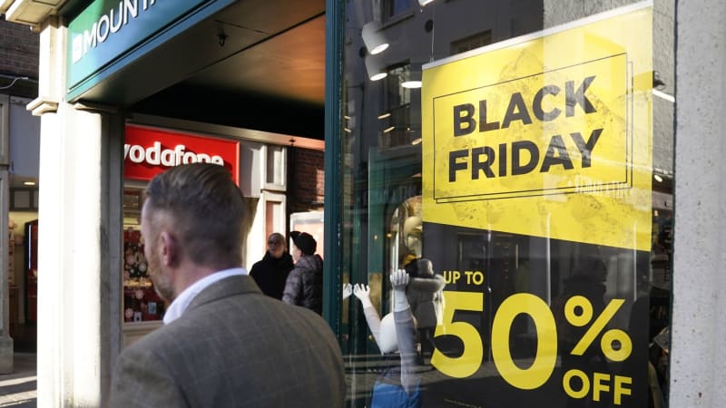 Rekordní Black Friday. Češi utratili miliardy, nejvíce narostly nákupy oblečení a kosmetiky