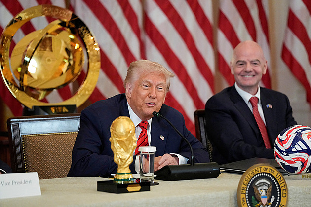 Infantino chce Trumpovi udělit cenu míru. Organizace pro lidská práva se bouří