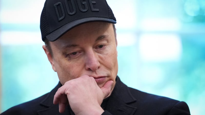 Brusel tvrdě trestá Muska: Udělil mu obří pokutu kvůli sociální síti X