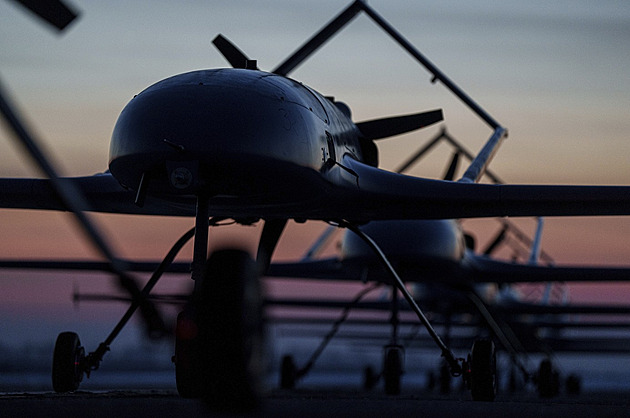 Ukrajina podnikla jeden z největších útoků na Rusko. Moskva uzavřela všechna letiště