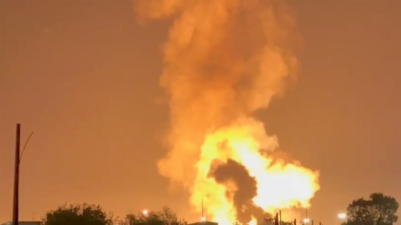 Tvrdý úder Ukrajinců: Zasáhli rafinérii stovky kilometrů od fronty. Rusové hlásí oběti