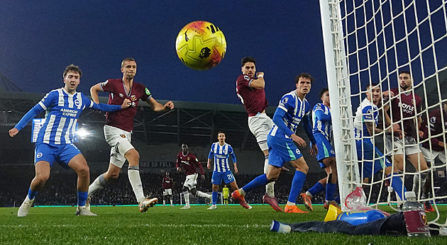 ONLINE: West Ham hostí Aston Villu, Souček na lavici. V akci City i Tottenham